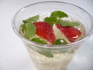 Champagne spritzer with mint and strawberries