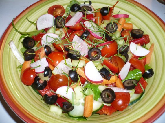 Green salad with chives and tomatoes